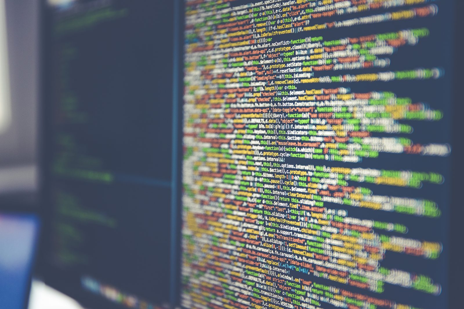 Bildschirm mit Quellcode und Datenanalyse — steht für den Ausgangspunkt einer KI-gestützten Recherche zu Finanzdaten.