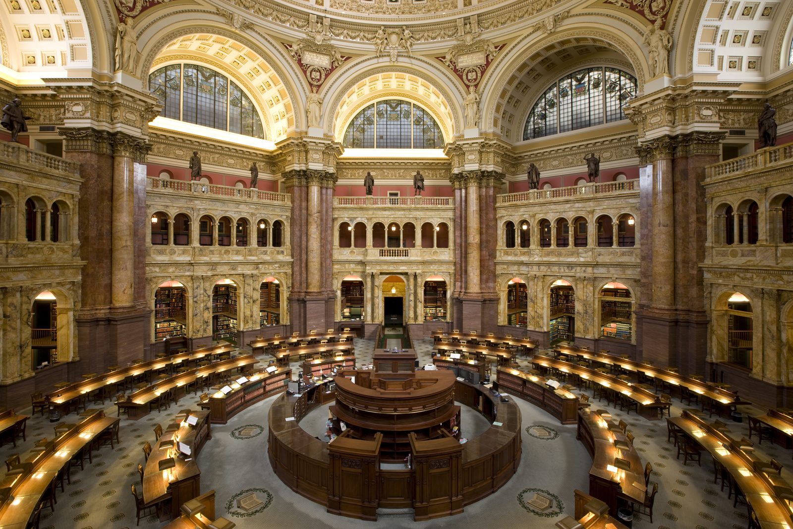 Lesesaal einer Bibliothek mit Arbeitstischen — steht für die redaktionelle Einordnung nach der Datenanalyse.